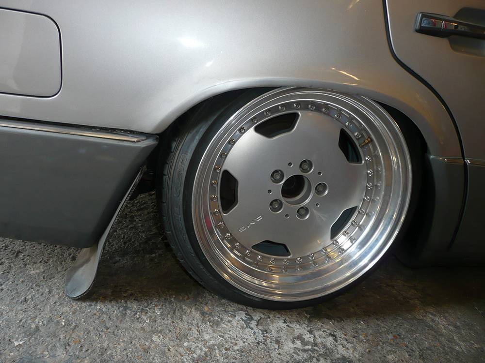 W124 Rear down snap 01